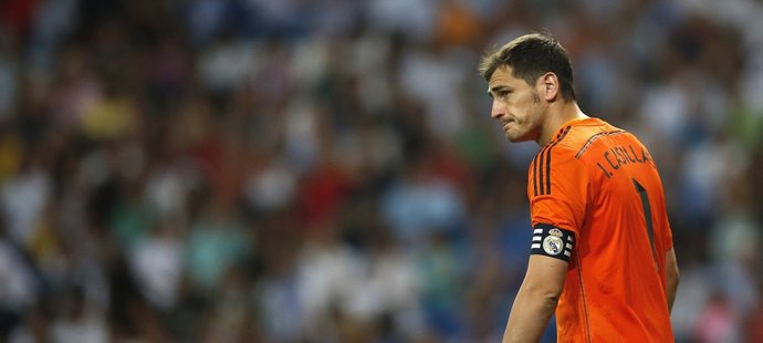 Brankář Realu Madrid Iker Casillas smutní po prohře v derby s Atléticem