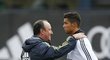 Trenér Realu Madrid Rafael Benítez hovoří s Cristianem Ronaldem