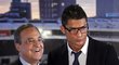 Klubový prezident Florentino Peréz vystoupil před novináři s Cristianem Ronaldem, který si netradičně nasadil brýle
