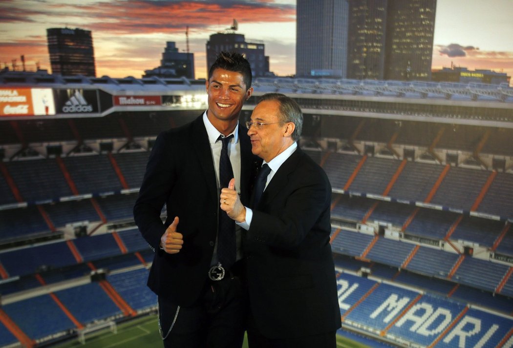Cristiano Ronaldo a prezident Realu Madrid Florentino Perez oznamují, že portugalský útočník prodloužil v klubu smlouvu