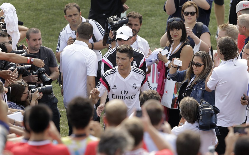 Cristiano Ronaldo je i na zámořském turné Realu Madrid neustále v obležení fanoušků