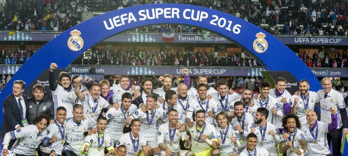 Fotbalisté Realu Madrid se radují ze zisku Superpoháru