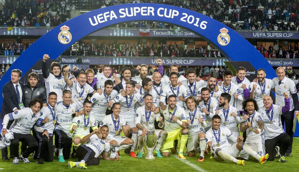 Fotbalisté Realu Madrid se radují ze zisku Superpoháru