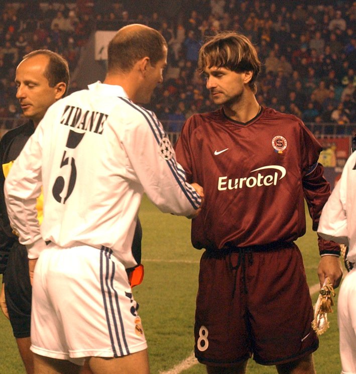 Pozdrav kapitánů. Zinedine Zidane si za Real Madrid podává ruku s Jiřím Novotným ze Sparty.