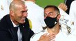 Trenér Realu Madrid Zinedine Zidane při oslavách titulu s Edenem Hazardem