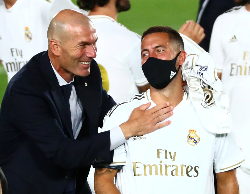 Trenér Realu Madrid Zinedine Zidane při oslavách titulu s Edenem Hazardem