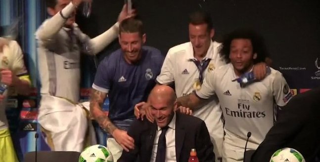 Fotbalisté Realu Madrid vyrazili slavit zisk Superpoháru na tiskovou konferenci trenéra Zinedina Zidana