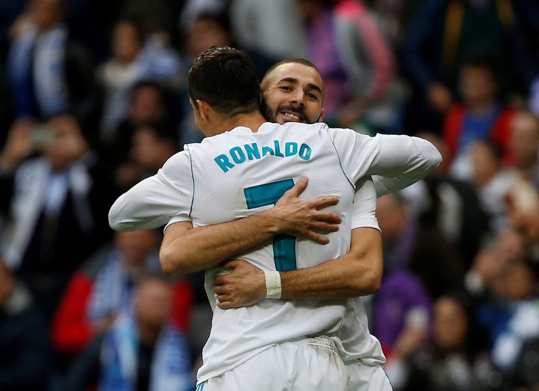 Karim Benzema v objetí s Cristianem Ronaldem