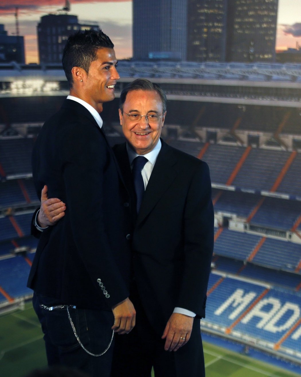 Zůstanu, neodcházím! Cristiano Ronaldo s prezidentem Realu Madrid Florentino Perezem po podpisu nové smlouvy, podle níž by měl portugalský fotbalista hrát za Bílý balet až do roku 2018.