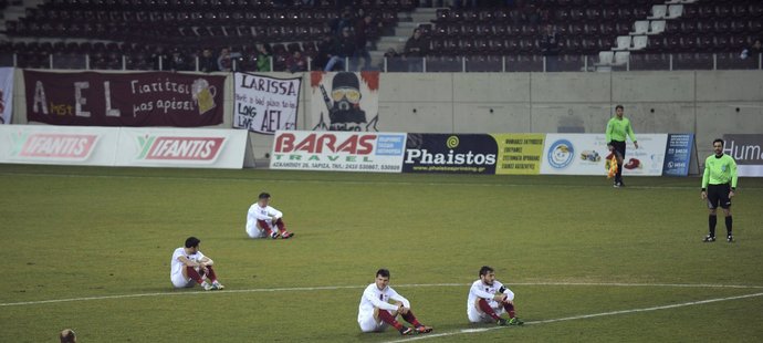 Hráči v druholigovém řeckém utkání seděli na trávníku. Vyjádřili tím podporu uprchlíkům.