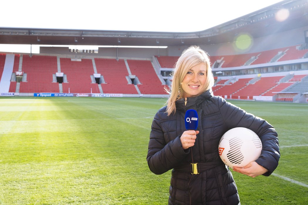 Moderátorka Hana Domnosilová zprostředkuje fanouškům pražského derby aktuální informace přímo z trávníku.