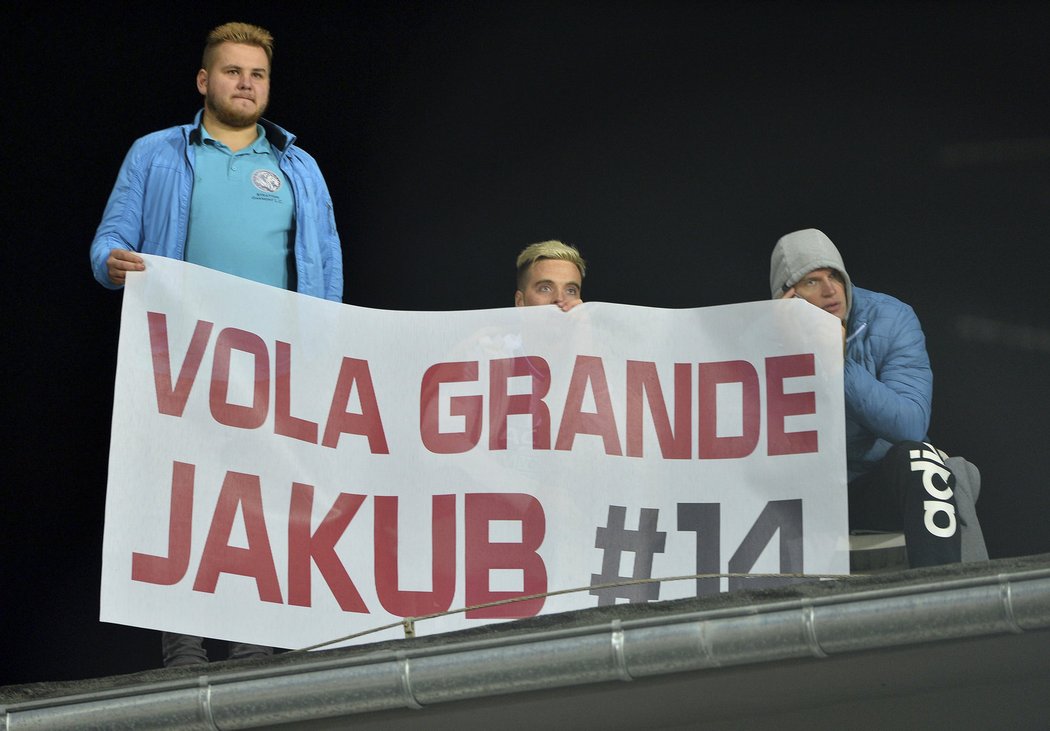 Skupinka fanoušků s transparentem, na kterém byl nápis „Vola grande Jakub“, přála záložníkovi Jakubu Janktovi ze střechy steakové restaurace, která je poblíž stadionu