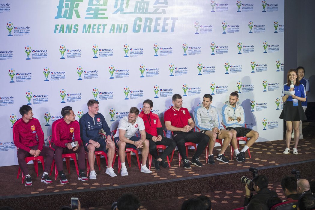 Akce pro fanoušky se zúčastnili zástupci všech reprezentačních týmů, které hrají na China Cupu