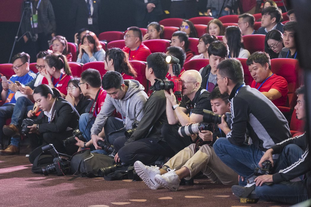 Čínští fanoušci čekali na hráče reprezentačních týmu, které se účastní China Cupu, včetně českých hráčů