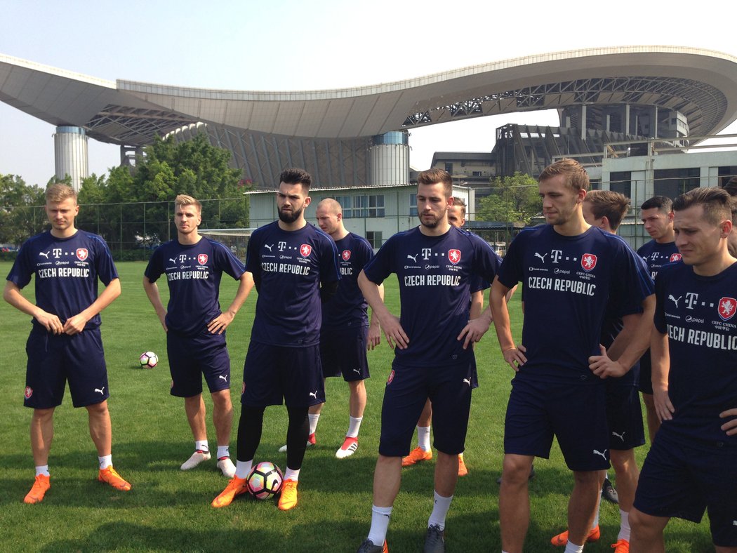 Čeští fotbalisté si už v Číně zatrénovali
