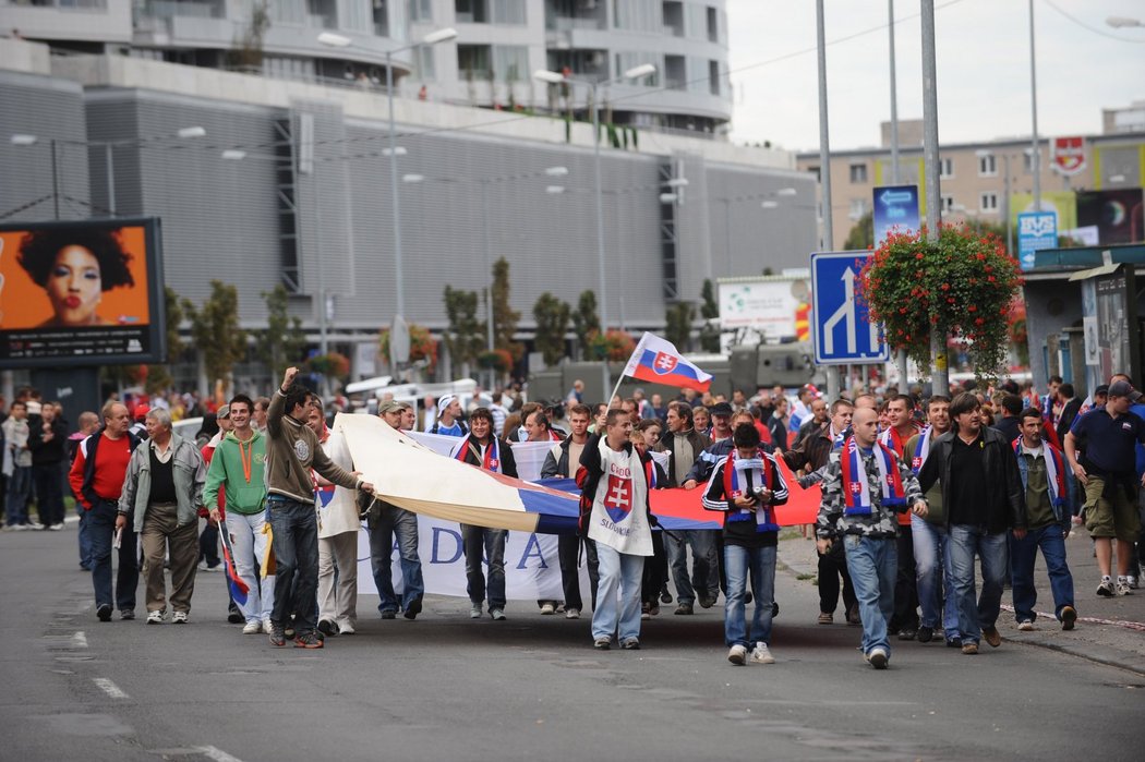 Fanoušci Slovenska s vlajkou před stadionem