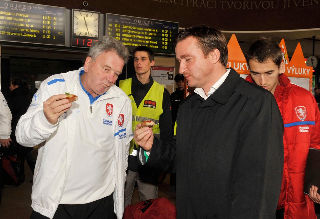 Na tvárůžcích si pochutnal i Bílkův asistent Josef Pešice společně s manažerem reprezentace Vladimírem Šmicrem.