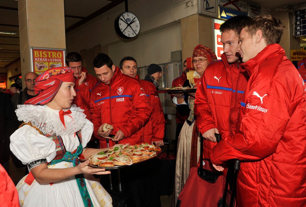 Olomouc přivítala fotbalovou reprezentaci symbolicky – chlebem s olomouckými tvarůžky a cibulí.