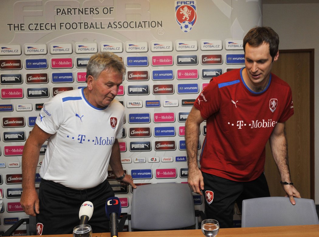 Trenér Josef Pešice a Petr Čech na tiskové konferenci před zápasem s Kanadou