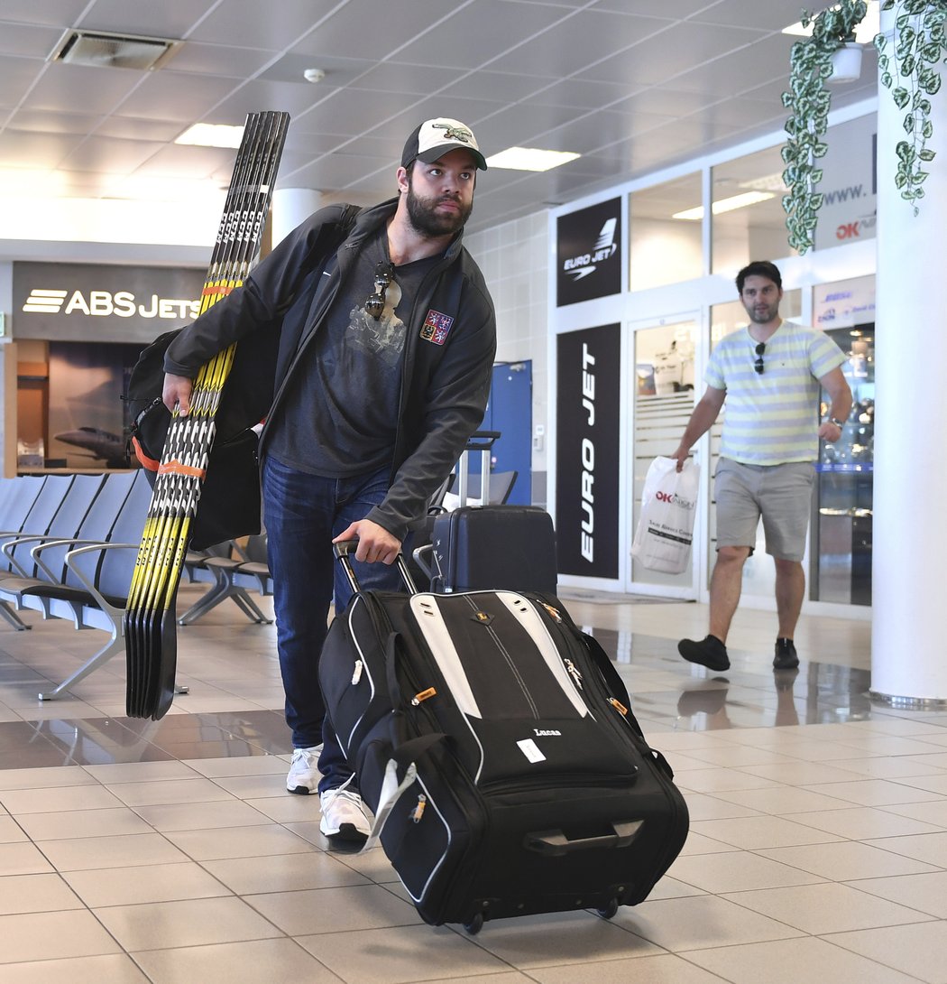 Obránce Radko Gudas po příletu do Prahy