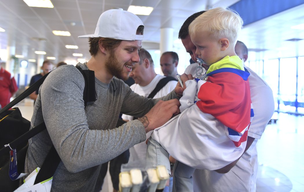 David Pastrňák po příletu rozdával podpisy fanouškům