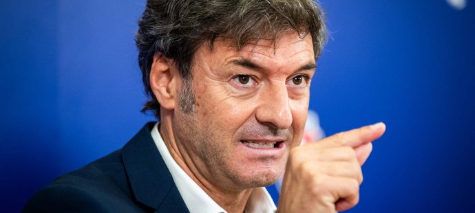 Trenér české reprezentace Santi Denia na tiskové konferenci