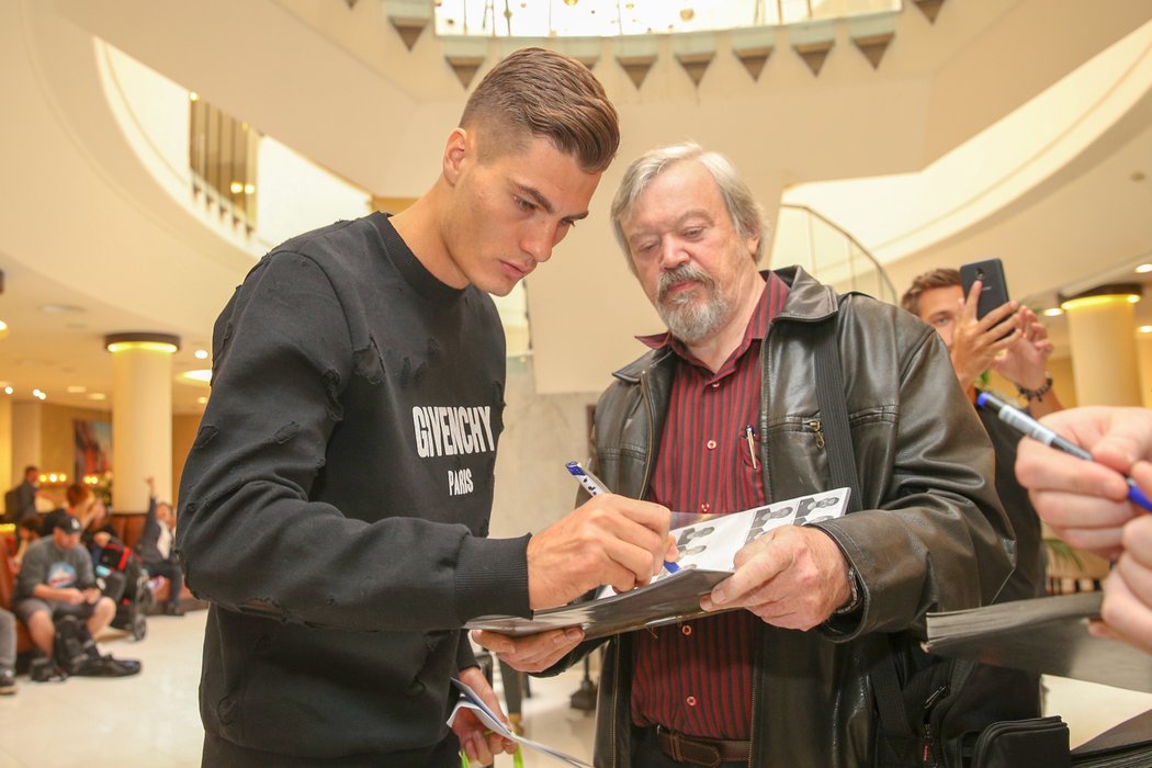 Útočník Patrik Schick rozdával podpisy na reprezentačním srazu