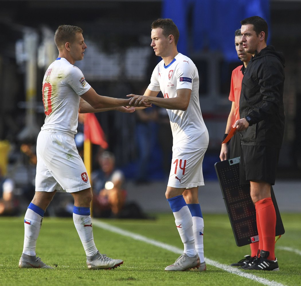 Jakub Jankto střídá Matěje Vydru při vítězství na Slovensku