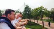 Čeští fotbalisté se rozhlížejí z terasy svého hotelu v Nanningu