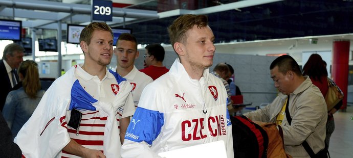 Matěj Vydra a Ladislav Krejčí na letišti před odletem do Helsinek