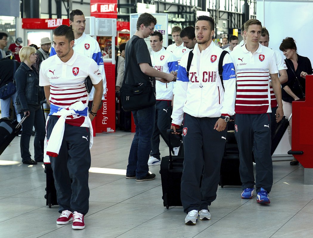 Čeští fotbalisté před odletem k přátelskému utkání ve Finsku