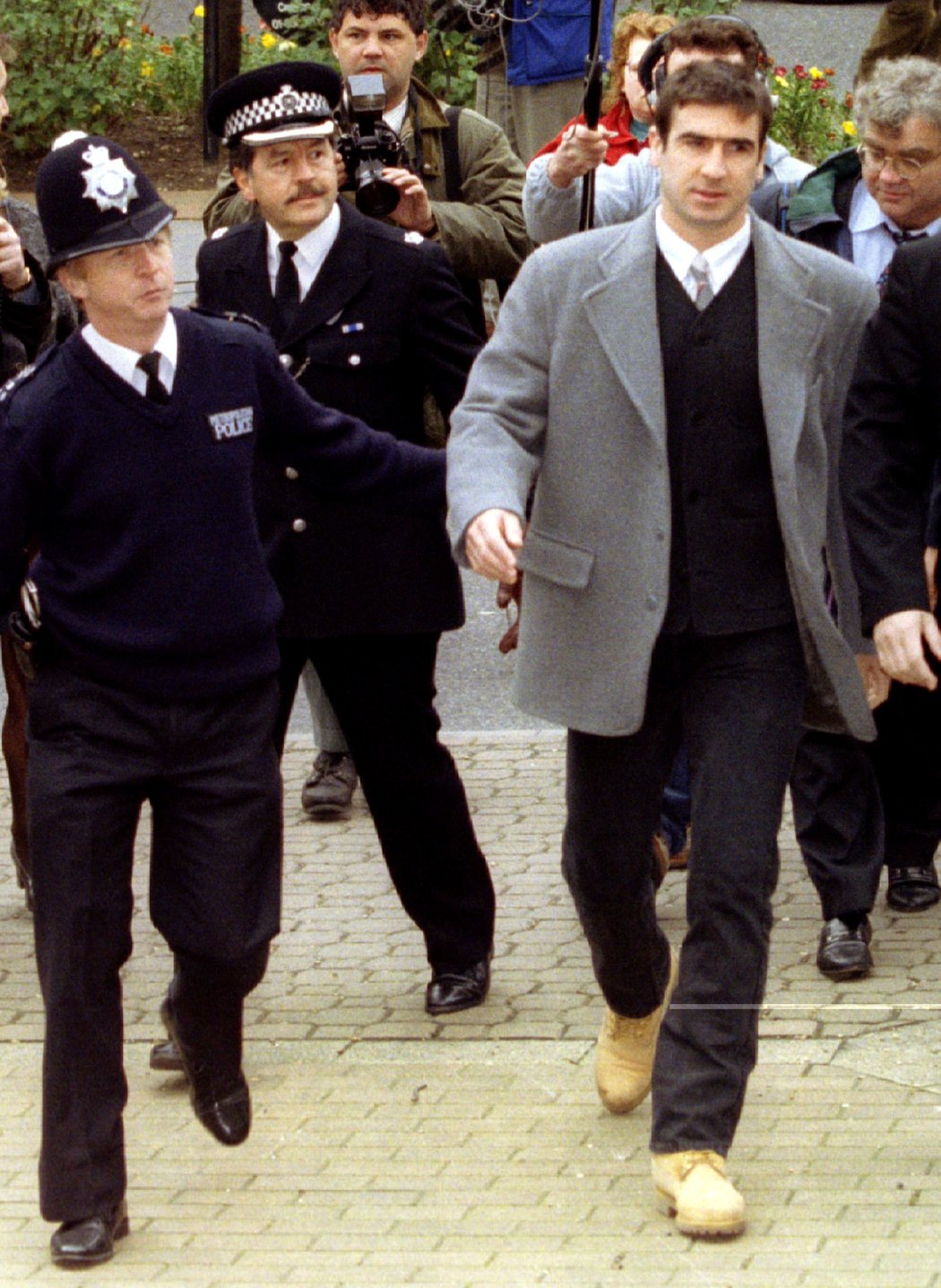 Bouřlivák Eric Cantona kráčí k soudu