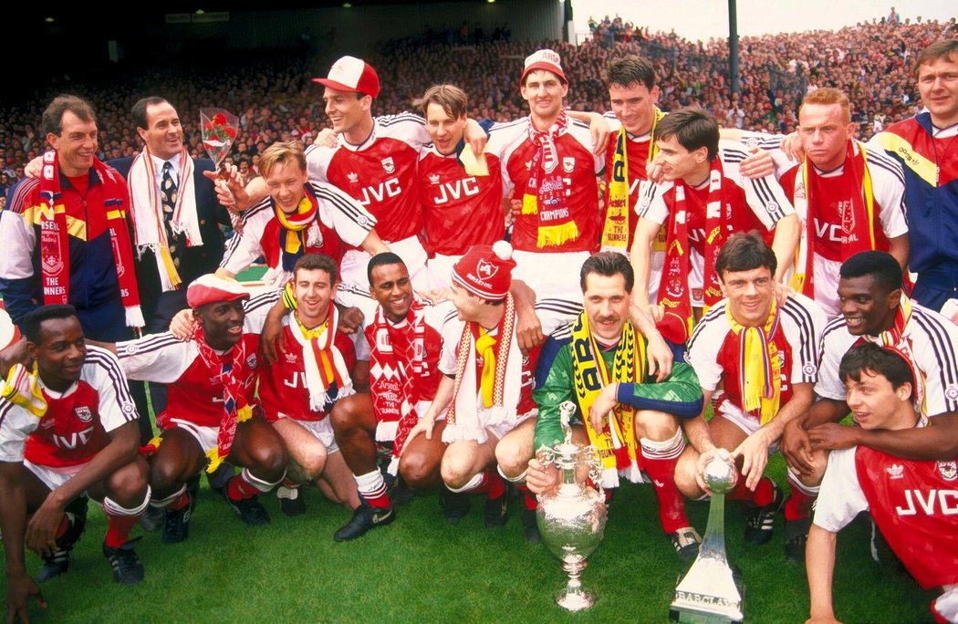 Fotbalisté Arsenalu jako mistři Anglie v sezoně 1990/91