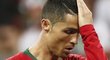 Cristiano Ronaldo si uhladil účes před penaltou proti Íránu, kterou nakonec neproměnil