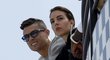 Cristiano Ronaldo a Georgina Rodríguezová sledují trénink formulí v Monaku