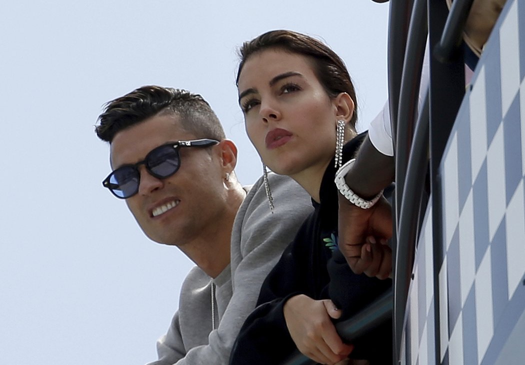 Cristiano Ronaldo a Georgina Rodríguezová sledují trénink formulí v Monaku