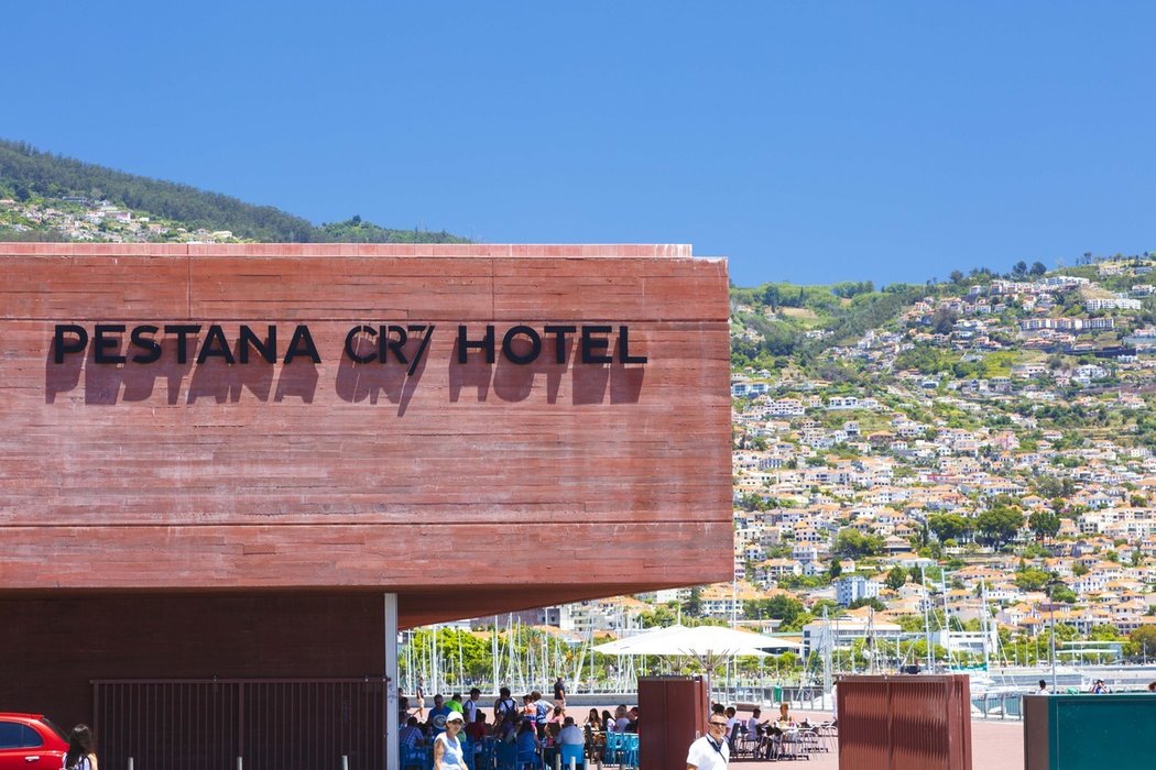 Pohled na Ronaldův hotel na rodné Madeiře