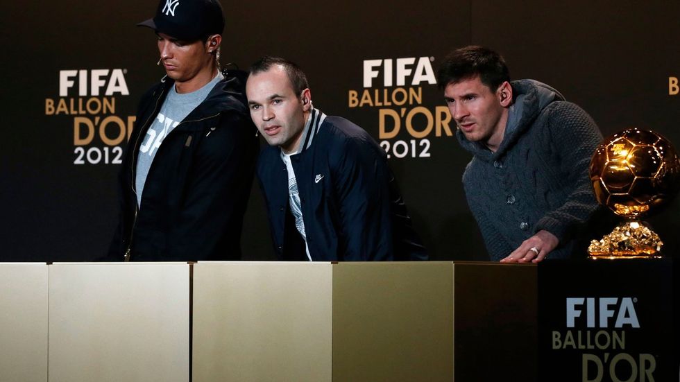 Tisková konference tří kandidátů na Zlatý míč FIFA 2012. Nad Cristianem Ronaldem a Andrésem Iniestou vyčnívá Lionel Messi.