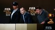 Tisková konference tří kandidátů na Zlatý míč FIFA 2012. Nad Cristianem Ronaldem a Andrésem Iniestou vyčnívá Lionel Messi.