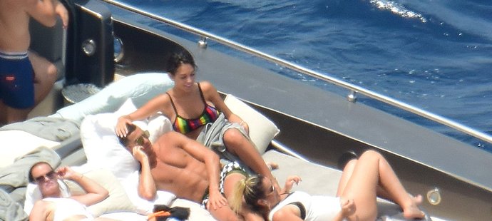 Ronaldo a jeho harém na jachtě.