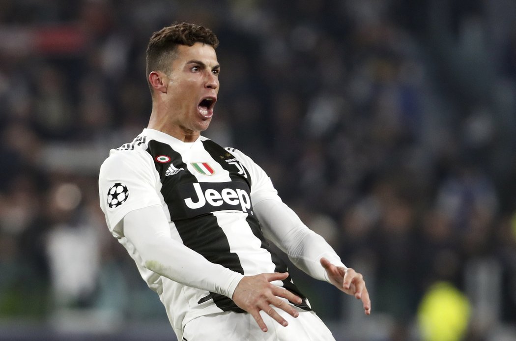 Cristiano Ronaldo oslavuje postupový gól Juventusu v Lize mistrů