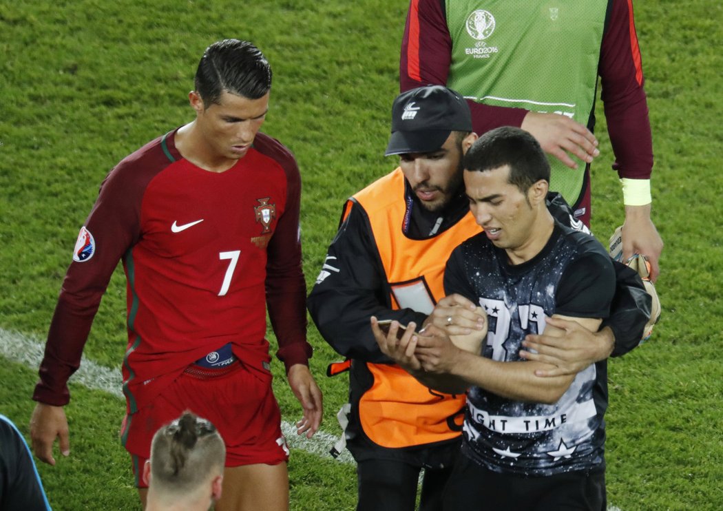 Cristiano Ronaldo se nechal vyfotit s fanouškem