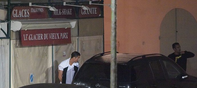 Ronaldo si stoupl za auto, kde vykonal potřebu.
