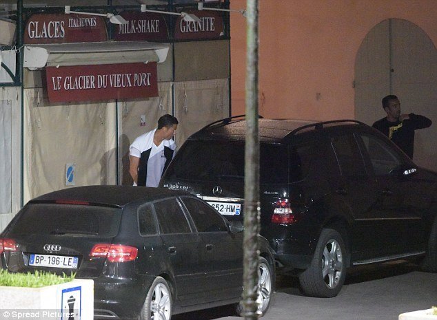 Ronaldo si stoupl za auto, kde vykonal potřebu.