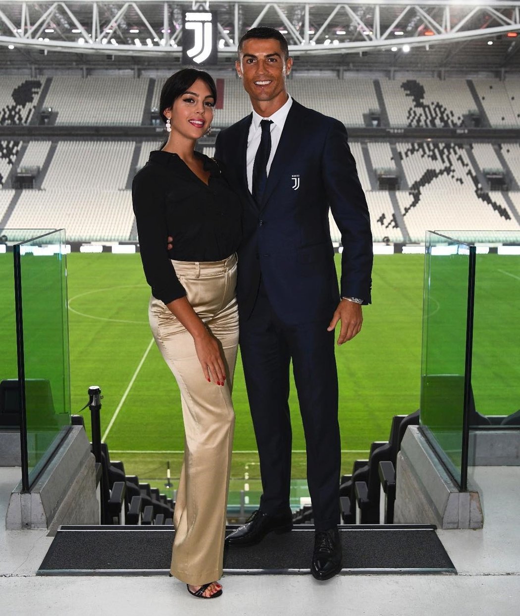 Cristiano s Georginou na stadionu Juventusu.