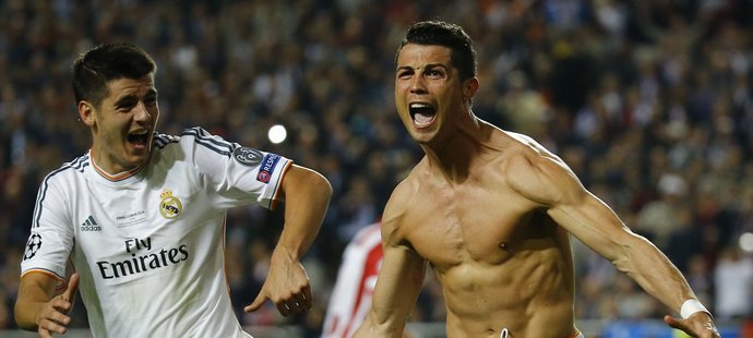 Hvězdný útočník Realu Madrid Cristiano Ronaldo je známý tím, že si všechno poctivě vydřel. Podle spoluhráčů si přidává po každém tréninku a na jeho vypracované postavě je to jednoznačně vidět.