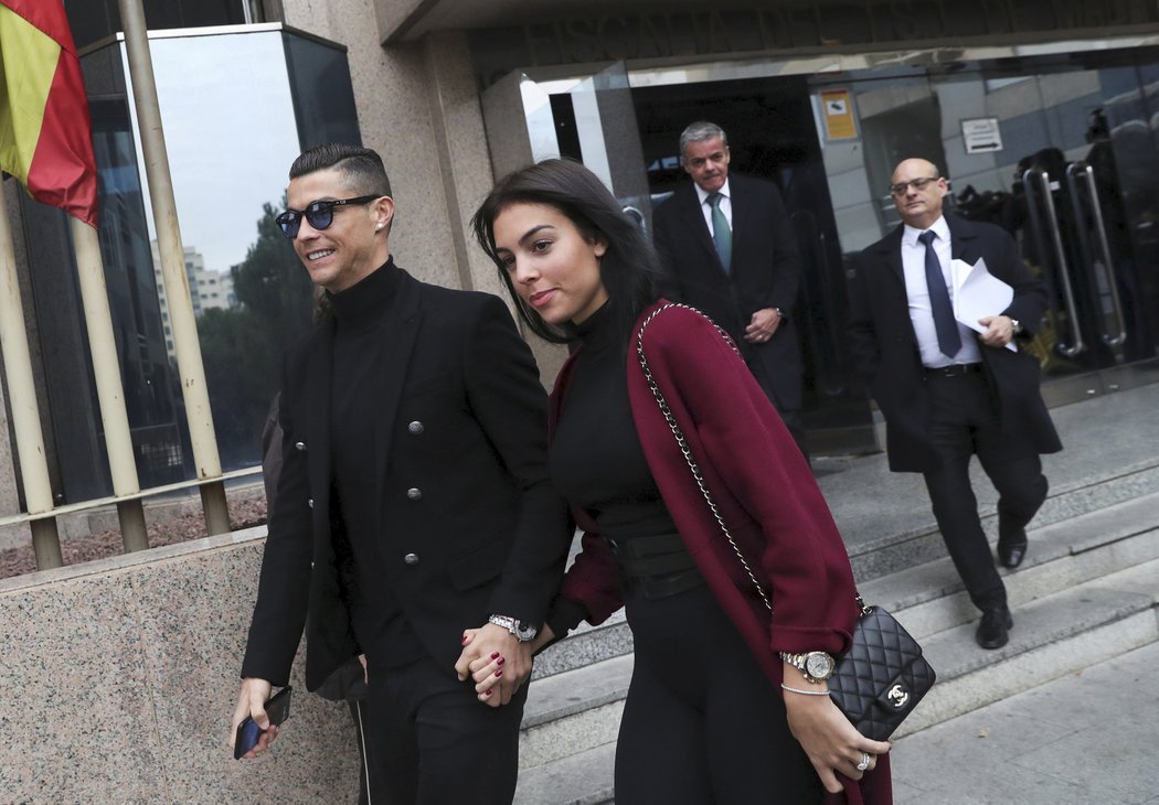 Cristiano Ronaldo a jeho partnerka Georgina Rodriguez u soudní budovy v Madridu