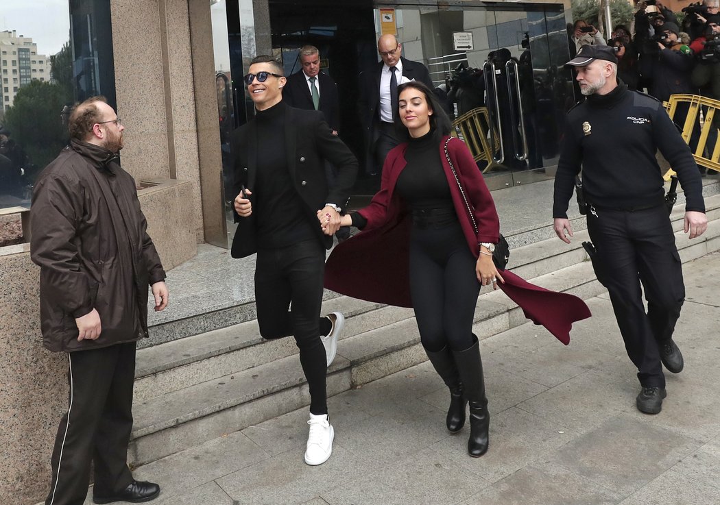 Cristiano Ronaldo a jeho partnerka Georgina Rodriguez u soudní budovy v Madridu