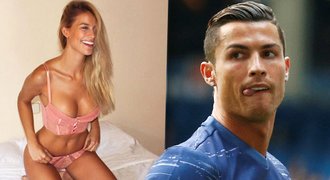 Dámy, máte po ptákách! Hvězdný fotbalista Ronaldo sbalil sexy miss