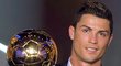 Cristiano Ronaldo se Zlatým míčem, dostane stejnou cenu i na začátku ledna. Zdá se, že dostal pořádnou porci hlasů. Alespoň podle toho, co prozradili trenéři...